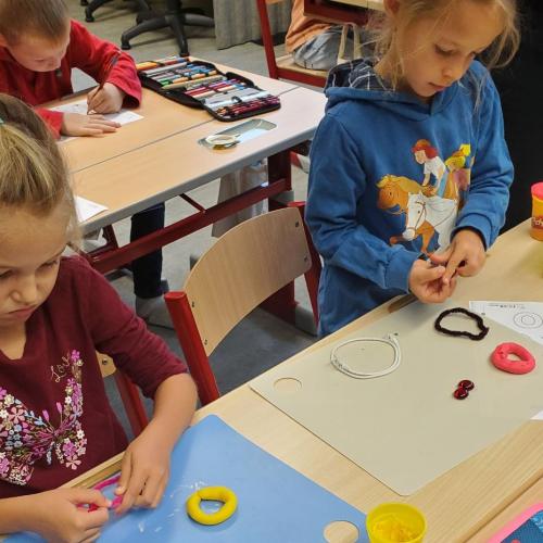 Buchstaben legen und formen.