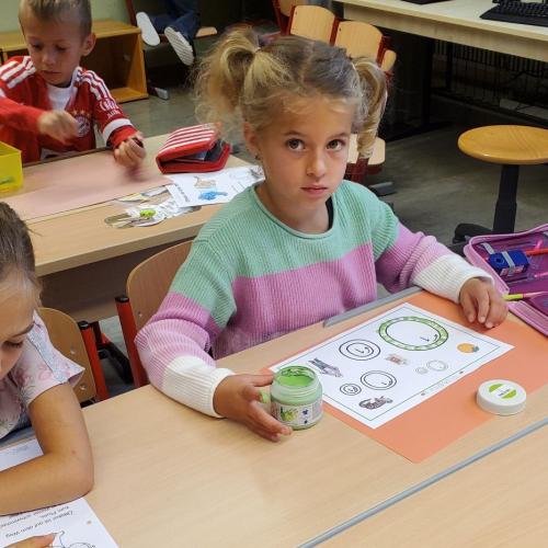 Fingerfarben zur Buchstabenerarbeitung.