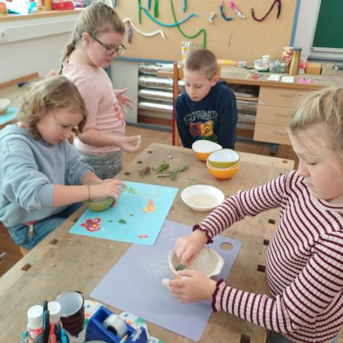 Wir stellen kleine Schalen her.