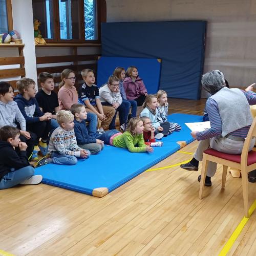 Wir genießen das Vorlesen. 