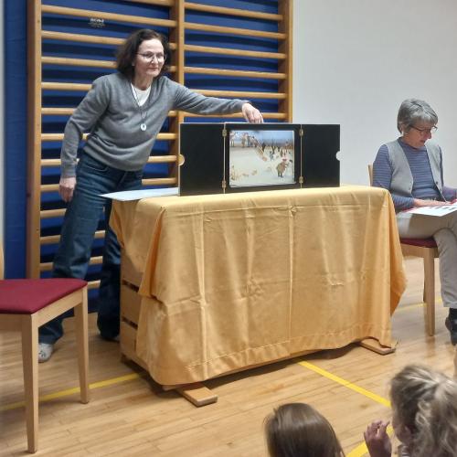 Das Kamishibai hilft mit Bildern. 