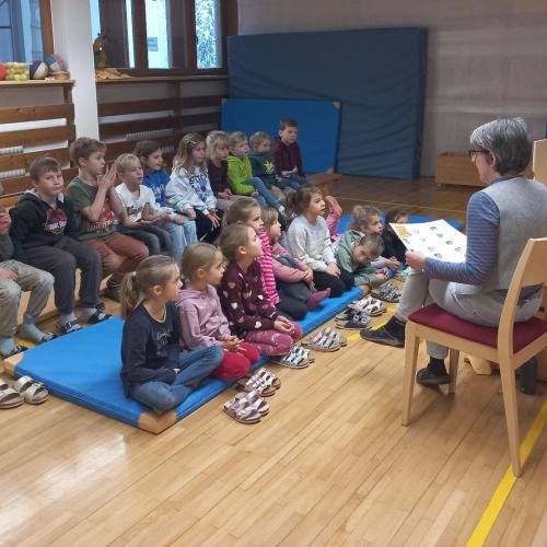 Alle hören gespannt zu. 