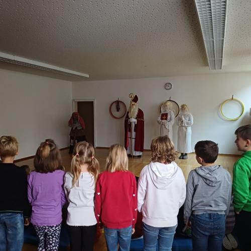 Die Kinder sind gespannt.