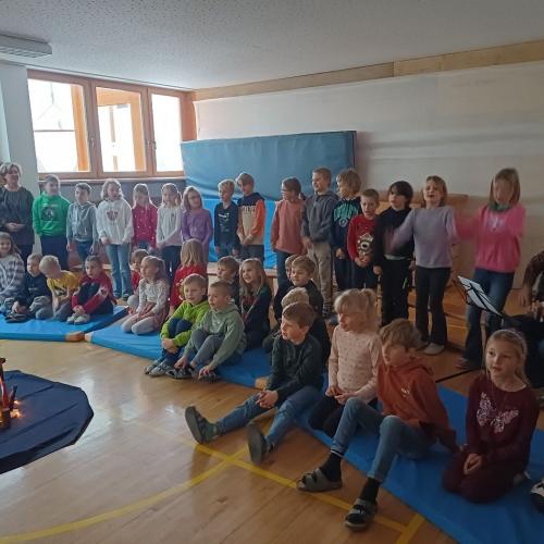 Alle warten geduldig.