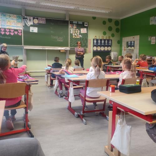 Wir begrüßen Maria. 