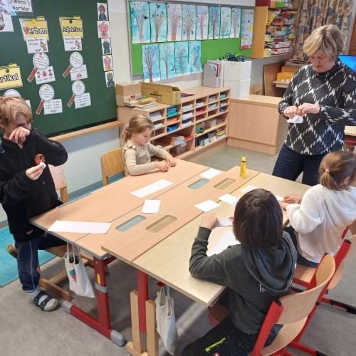 Lustige Schneemänner entstehen.