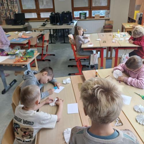 Alle sind eifrig beim Basteln.