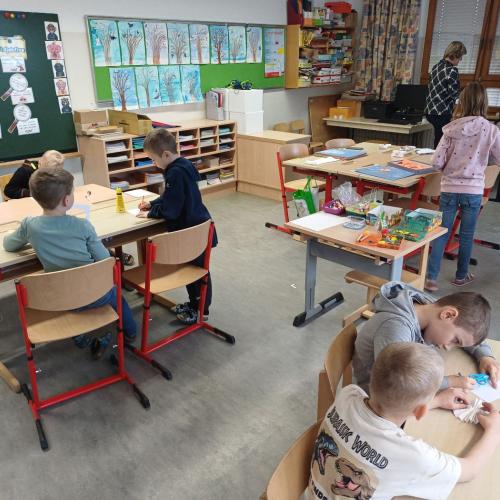 Alle basteln voller Motivation.