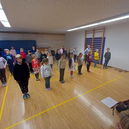 Ein Lied mit Text wird eingeübt.