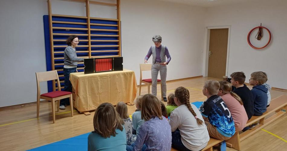 Die Kinder lauschen gespannt!