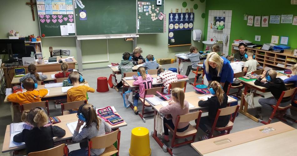 Übergabe der Lärmschutzkopfhörer